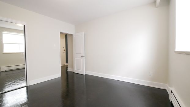 Waterfront Large Renovated 2 Bedroom Apartment Etobicoke - Photo 1