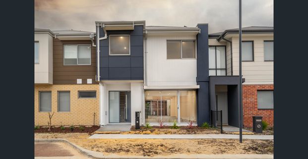 TWO STOREY - 3 BEDROOM HOME IN WILLETTON CATCHMENT ZONE! - Photo 1
