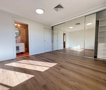 Spacious Freshly Renovated Townhouse - Photo 3