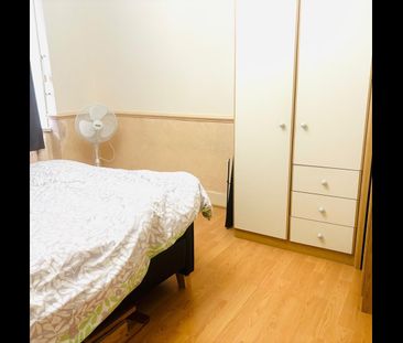 Room in a Shared House, Brixham Garden, IG3 - Photo 5