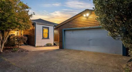 Spacious Family Home - Photo 4