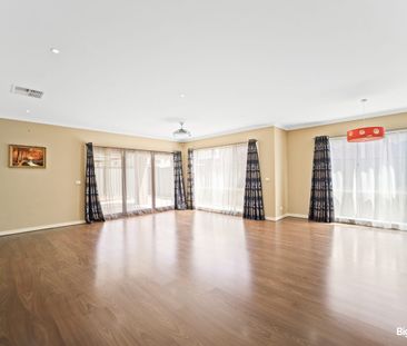 Spacious family home, with impressive convenience. - Photo 2