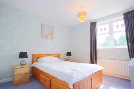 3 bedroom flat to rent - Photo 4