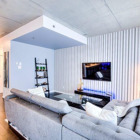 Condo 3.5 de luxe, meublé, rénové au coeur du quartier Dix30 à 5min du REM - Photo 3