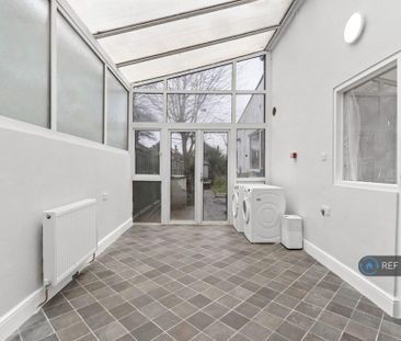 4 bedroom semi-detached house to rent - Photo 6