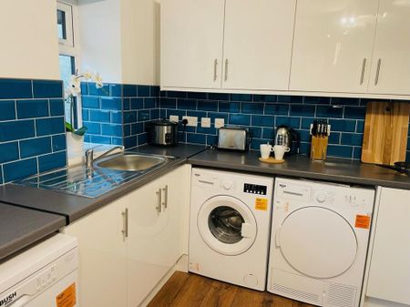 1 bedroom in a house share to rent - Photo 2