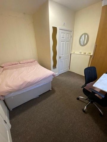 1 bedroom in a house share to rent - Photo 3