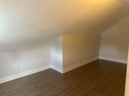 For Lease - 210 Bellwoods Avenue, Toronto, Ontario - Photo 2