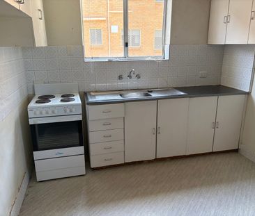 Affordable 1-Bed Apartment with Parking — Close to Everything! - Photo 2