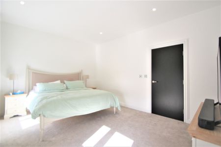Ashchurch Grove, Hammersmith, London, W12 - Photo 5