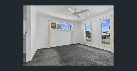 STUNNING HAMPTONS STYLE HOME WITH POOL - Photo 4