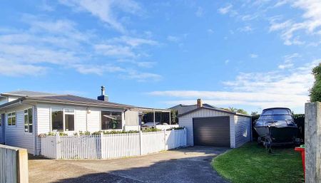 Charming 3BR Home with Spacious Outdoor Living - Photo 5