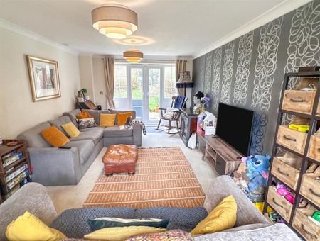 4 bedroom detached house to rent - Photo 2