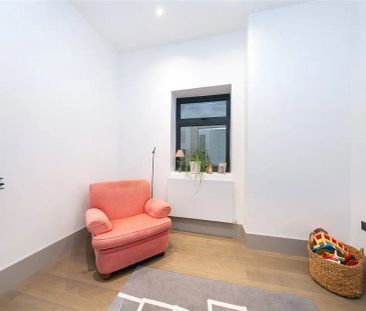 3 bedroom flat in Richmond - Photo 3