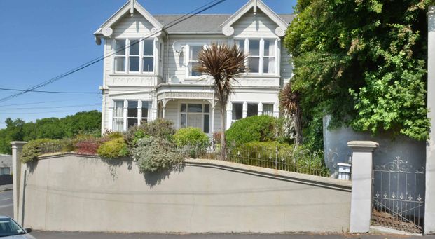 Spacious & Furnished 4-Bedroom Flat - Stunning Views! - Photo 1