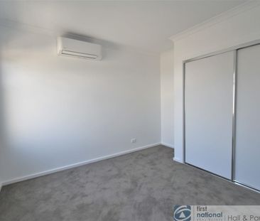 Almost Brand new townhouse in Doveton! - Photo 2