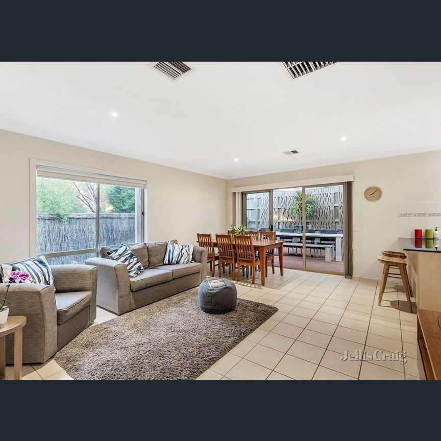 Walking to the Train Station and shops! 4 Bedrooms Spacious ! - Photo 1