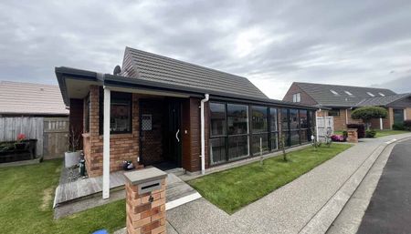 Charming Two Bedroom Residence - Photo 2