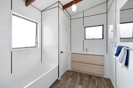 Newly renovated sunny 2 bed unit - Photo 2