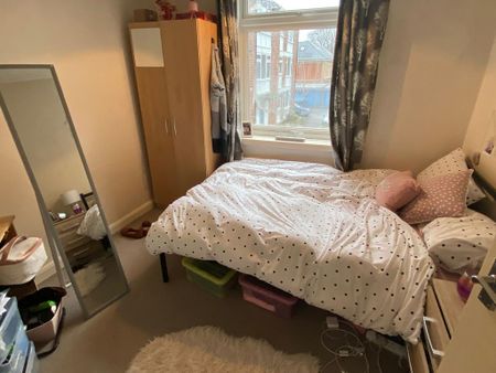 3 bedroom flat to rent - Photo 4