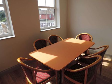 6 Bed all ensuite apartment Room 5 - Photo 3