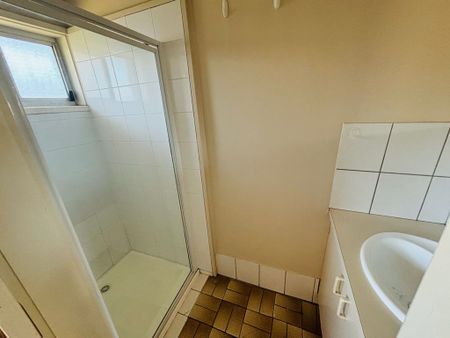 Well Located and Well Presented 2 Bedroom Unit! - Photo 3