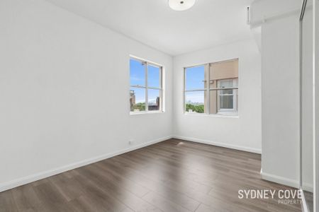 STUNNING RECENTLY RENOVATED STUDIO APARTMENT | Unfurnished - Photo 2