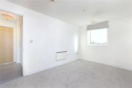 2 bedroom flat in 18 Lombard Road - Photo 5