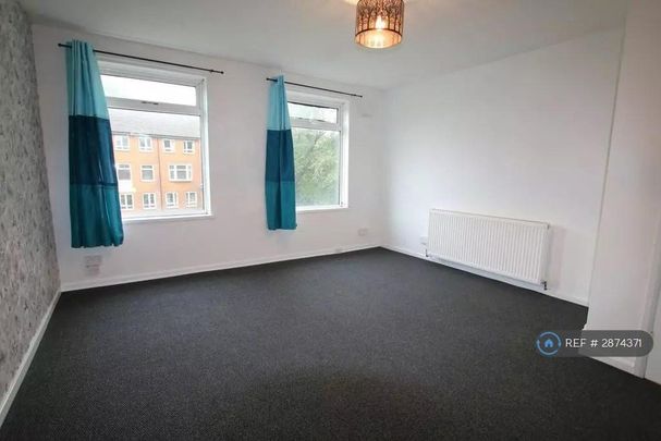 3 bedroom flat to rent - Photo 1