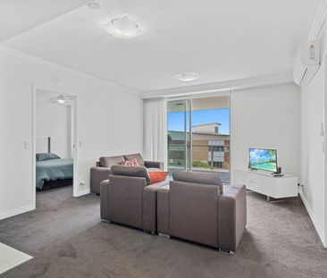 MODERN TWO BEDROOM, TWO BATHROOM, TWO CAR ACCOM - HEART OF PALM BEACH! - Photo 1