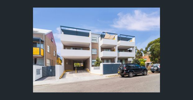 Modern and Luxury 2 Bedroom Apartment - Photo 1