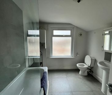 2 Bed Flat, Barking Road, E13 - Photo 6