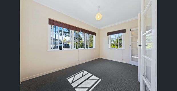 FRESHLY RENOVATED Adorable house in quiet, family-friendly street - Photo 1