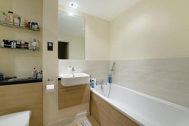 2 bedroom maisonette in 77 Prebend Street - Photo 1