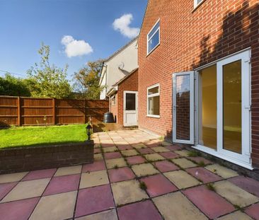 4 bedroom detached house to rent - Photo 2