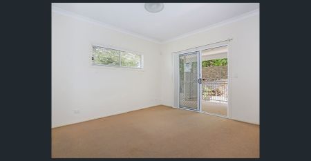 Spacious and Airy LIving in Heart of Kangaroo Point! - Photo 2