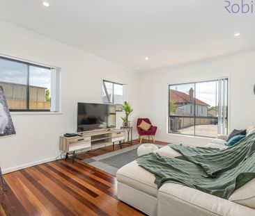 Great family home with air conditioned living space and large bedro... - Photo 2