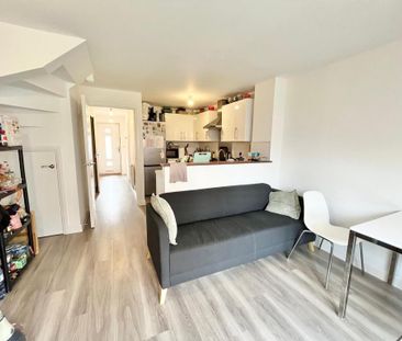 1 bedroom in a flat share to rent - Photo 2