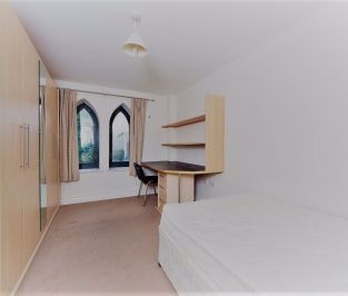 5 bedroom Flat in Kirkstall Lane, Leeds - Photo 3