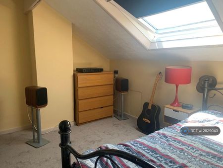 1 bedroom in a house share to rent - Photo 2