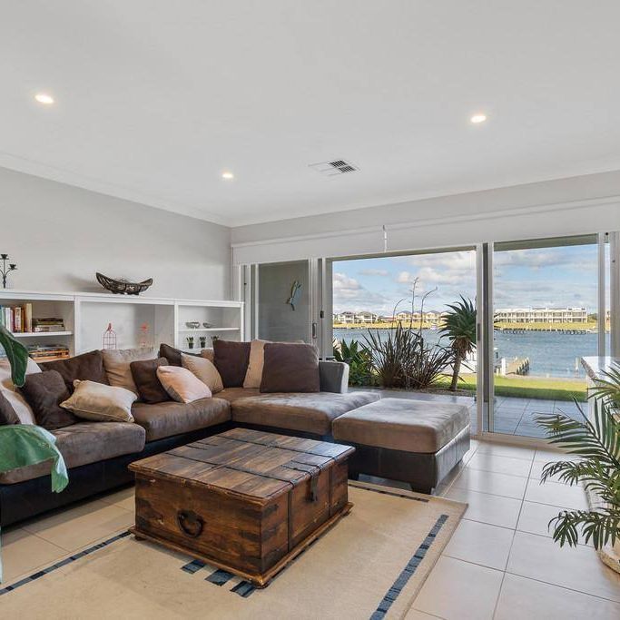 Luxury on the water - Photo 1