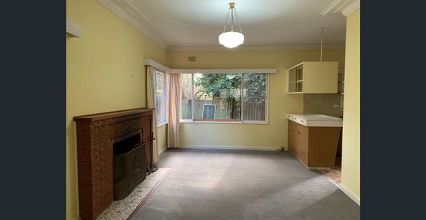 1950's Cottage on double block, walk to town - Photo 1