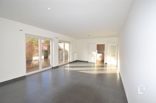 Ruim, recent gelijkvloers appartement in centrum Sint-Denijs-Westerm - Photo 1