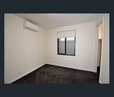SPACIOUS, STYLISH & EXCELLENT LOCATION - Photo 3