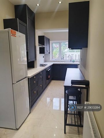 4 bedroom semi-detached house to rent - Photo 2