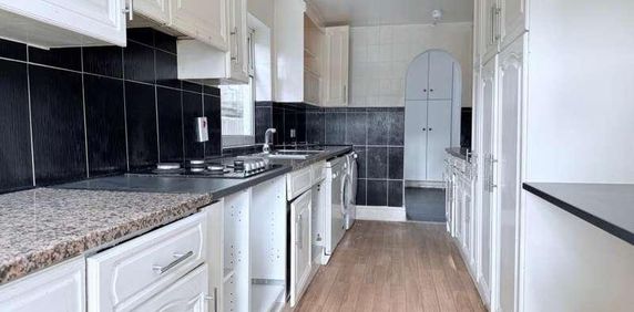 Surbiton, Surrey, KT5 - Photo 2