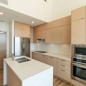 Shoreline West End - 2 Bedroom + Den Penthouse - Available Now - Photo 2