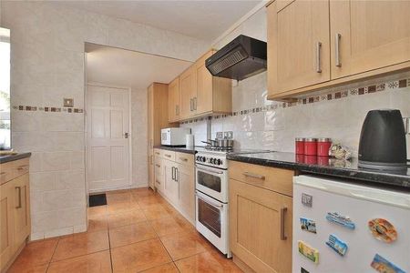 Knaphill, Woking, GU21 - Photo 3