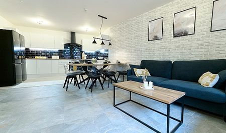 New 7-Bedroom En Suite Apartment Just Minutes from University of Sheffield and Hallam! - Photo 3