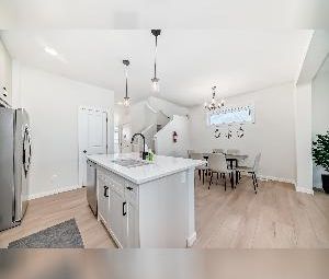 Fully Furnished 4 Bed 3 Bathroom Detached House Calgary - 1 MONTH FREE - Photo 3
